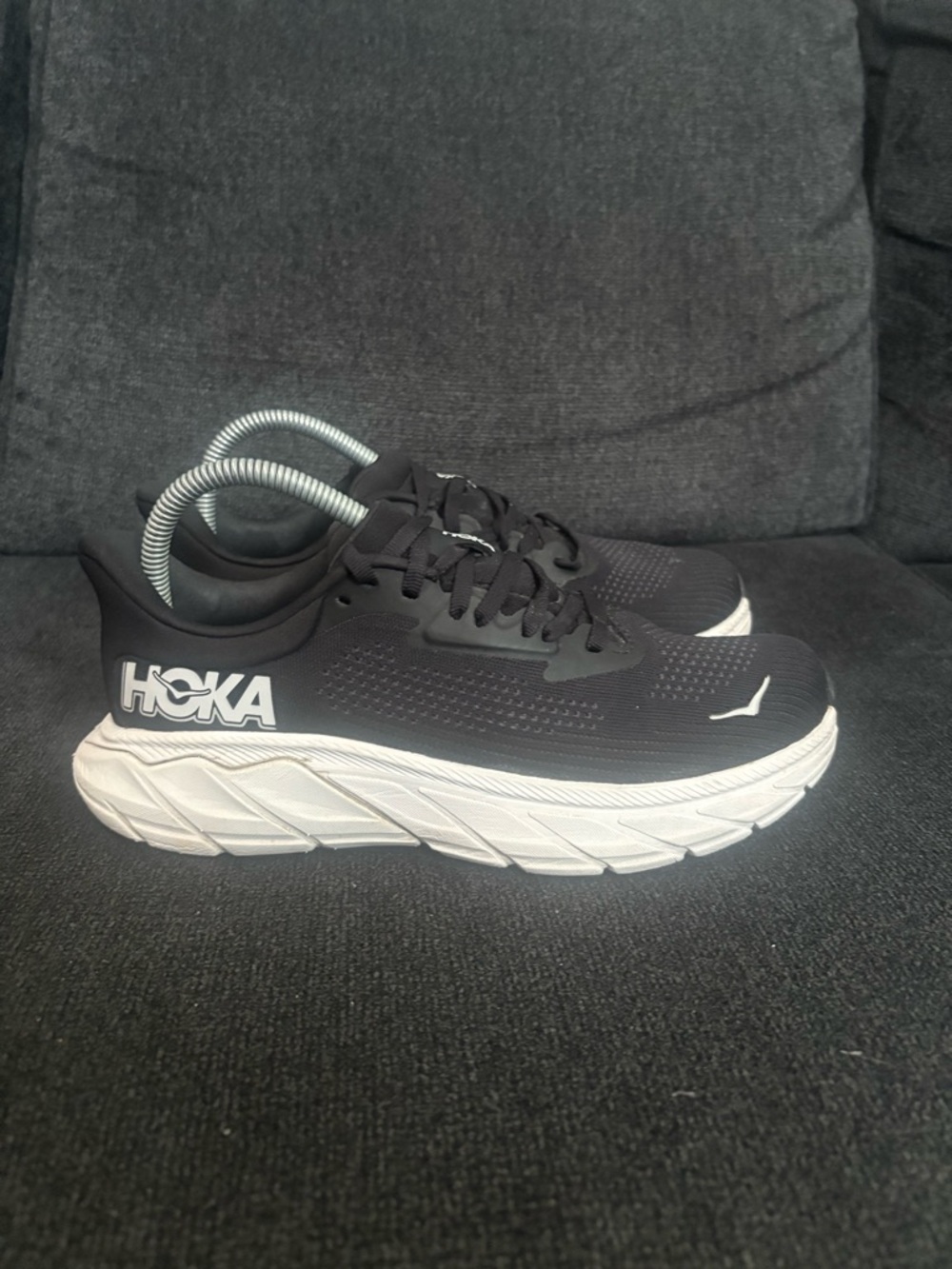 HOKA Women's Arahi 7 Size 8 B Black White 1147851-BWHT